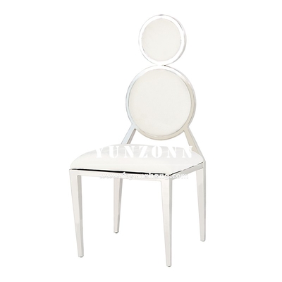 Elegantes cadeiras de banquete tapiçadas de veludo com acentos dourados