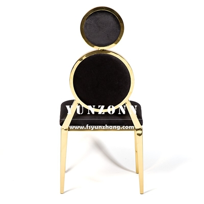 Elegantes cadeiras de banquete tapiçadas de veludo com acentos dourados