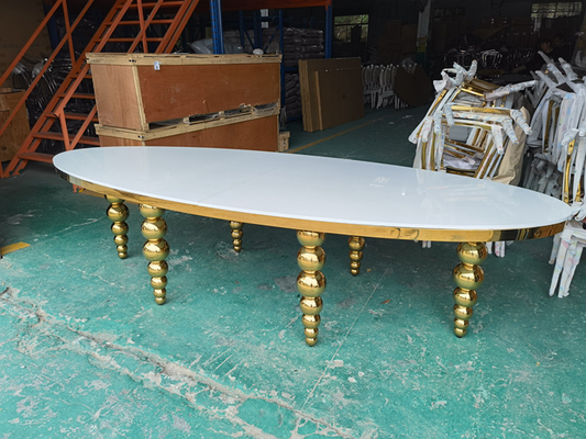O copo de água oval do estilo do banquete das tabelas de banquete do casamento do MDF apresenta os pés da bola do ouro dos Ss