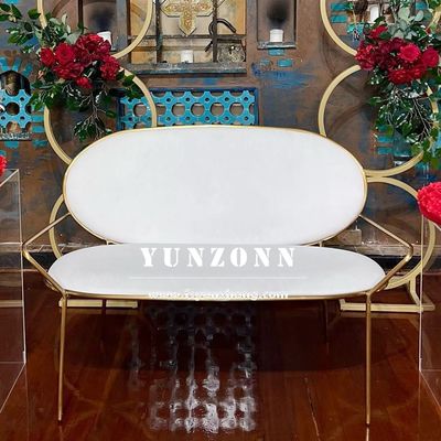 Sofá de casamento com design moderno, assento em tecido e estrutura durável em aço inoxidável dourado